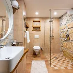 Cocoon - Vacation With Heated Pool & Garden