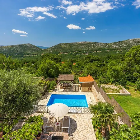 Cocoon - Vacation With Heated Pool & Garden