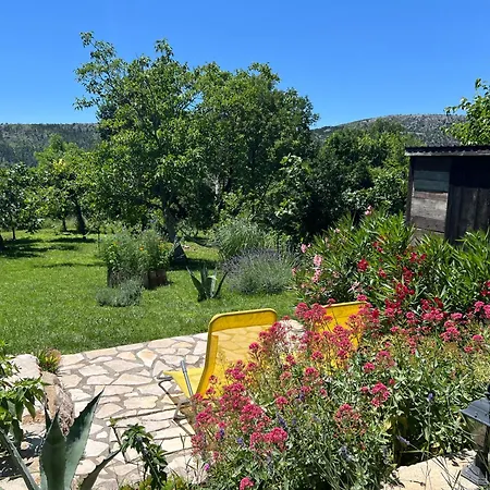 Cocoon - Vacation With Heated Pool & Garden וילה