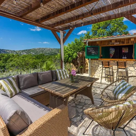 Cocoon - Vacation With Heated Pool & Garden Vila