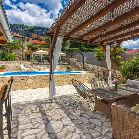 Vila Cocoon - Vacation With Heated Pool & Garden