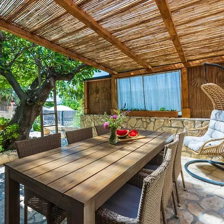 Vila Cocoon - Vacation With Heated Pool & Garden