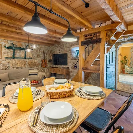 Cocoon - Vacation With Heated Pool & Garden Vila