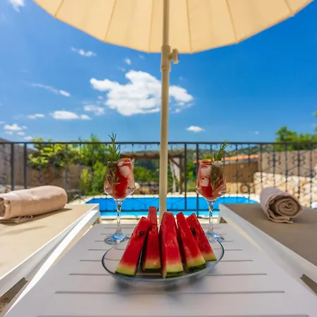 Vila Cocoon - Vacation With Heated Pool & Garden