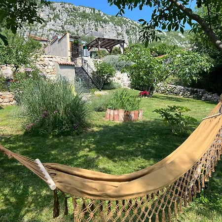 Vila Cocoon - Vacation With Heated Pool & Garden