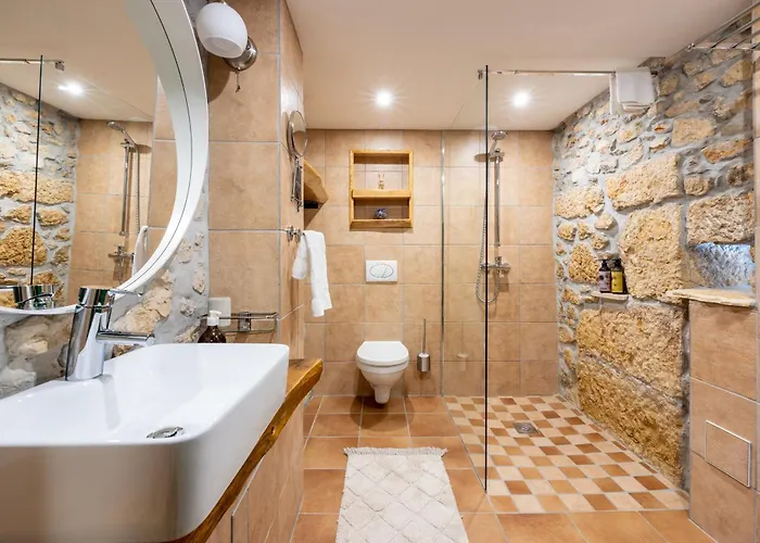 Cocoon - Vacation With Heated Pool & Garden